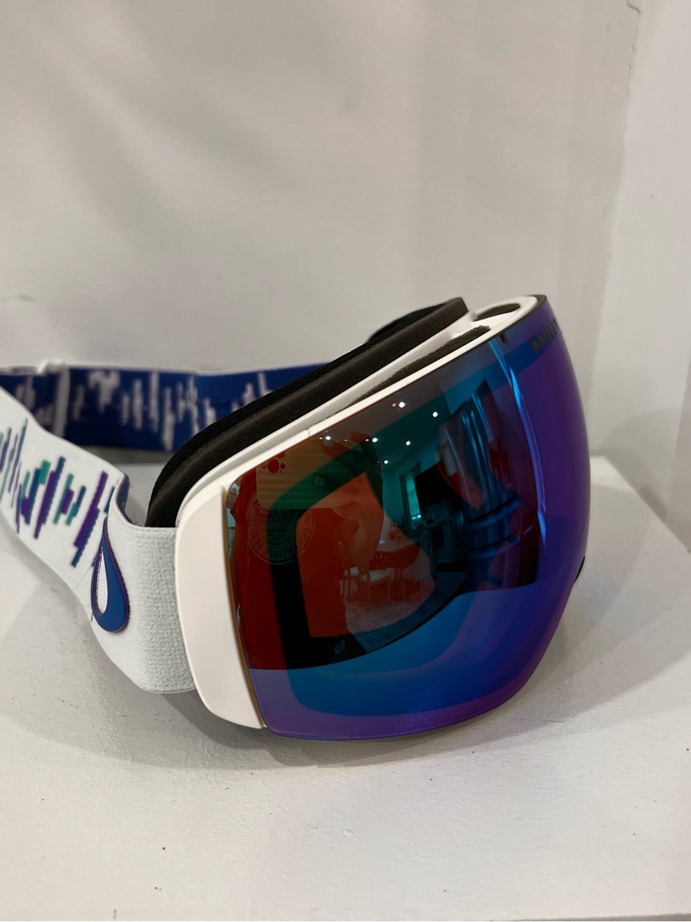 Oakley White Frame Ski Goggles with Blue-Purple Mirrored Lens